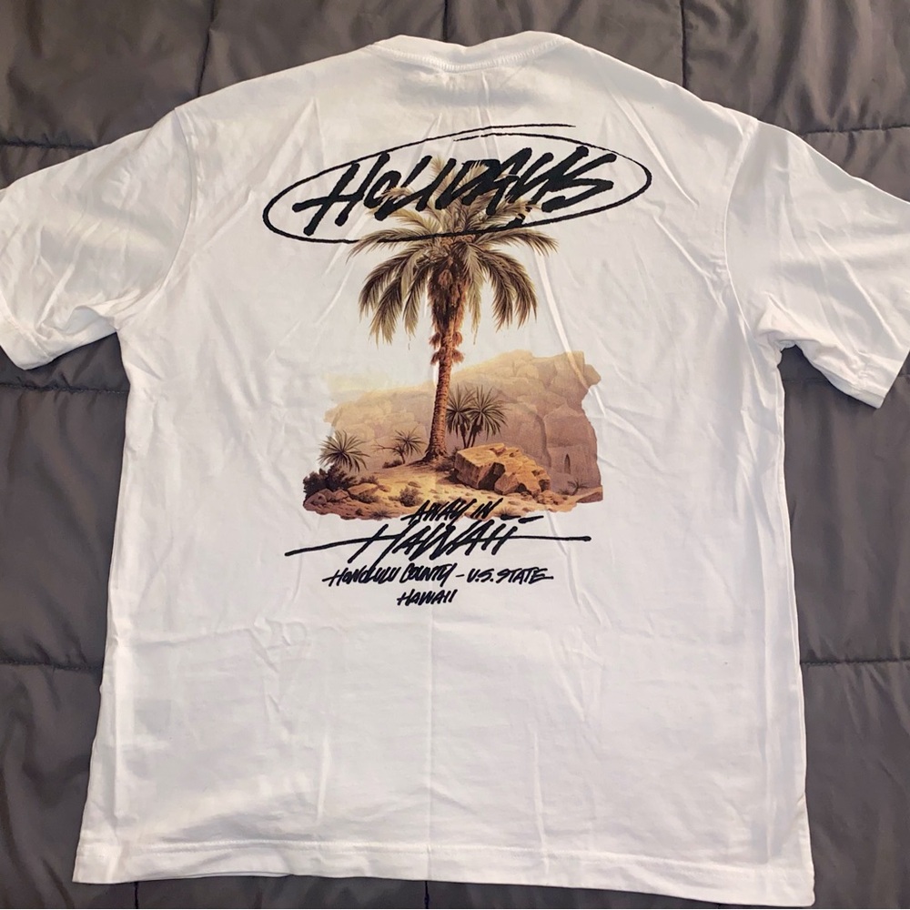 H&M ‘Holidays’ White Graphic Tee 🤍